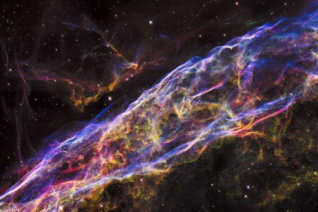 Dans la galaxie des flux énergétiques et lumineux ressemblant à un liquide multicolore évoluent dans un fond noir parsemé d'étoiles