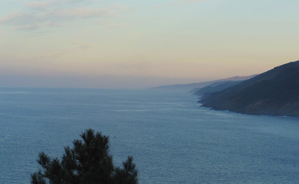 Vue surplombant la cote basque depuis l'espagne falaises se succédant dans la brume tombée de la nuit couleurs pastels